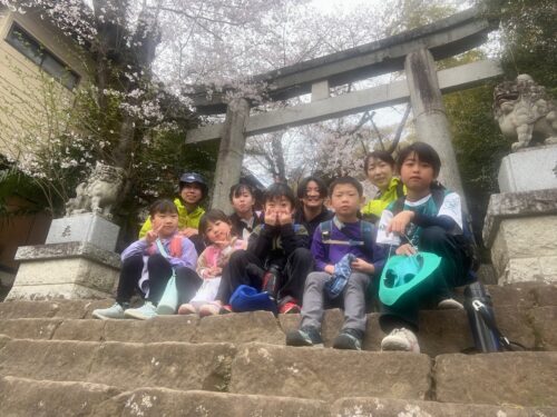 全員そろって八菅山へ　～児童保育～